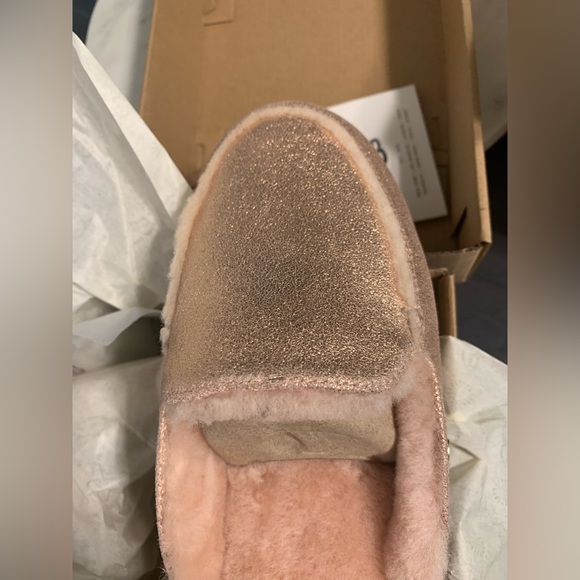 - New with box UGG women slippers in Metallic Rose gold 🎀 size 8 us - Picture 3 of 12